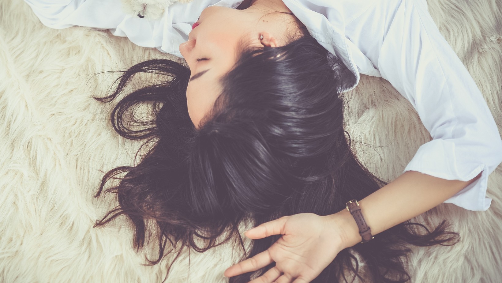 Sny a emocje: Jak stres i radość wpływają na to, co śnimy?