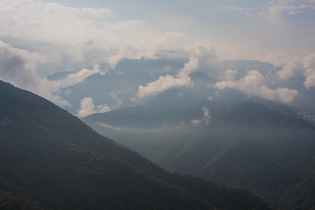 Świat istnieje, bo go rozdyma strumień idących na śmierć ludzi, …