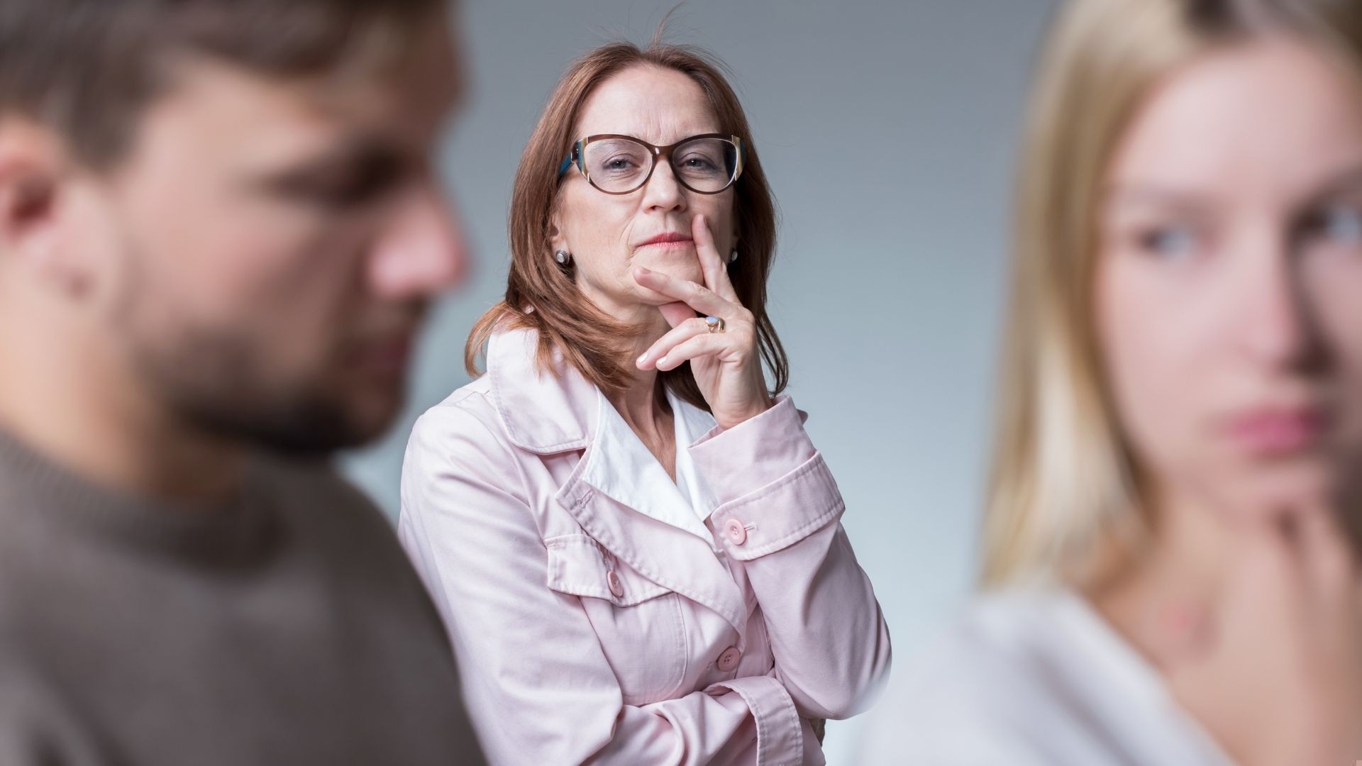 Czy masz toksyczną teściową? Te zachowania na to wskazują!