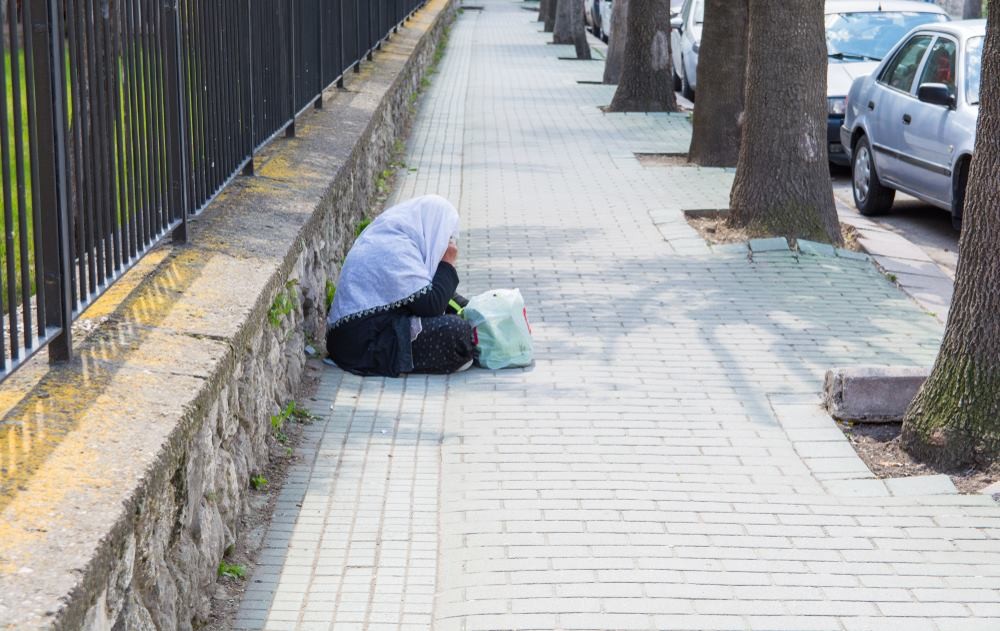 Od lat żebrała na ulicy – policja odkryła, że kobieta na koncie posiada milion dolarów!