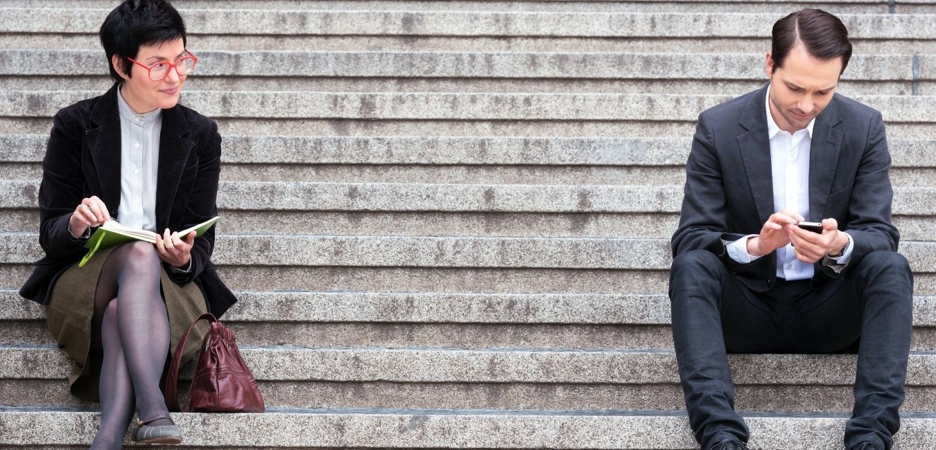 „Zalotne” zachowania kobiet, które odstraszają mężczyzn