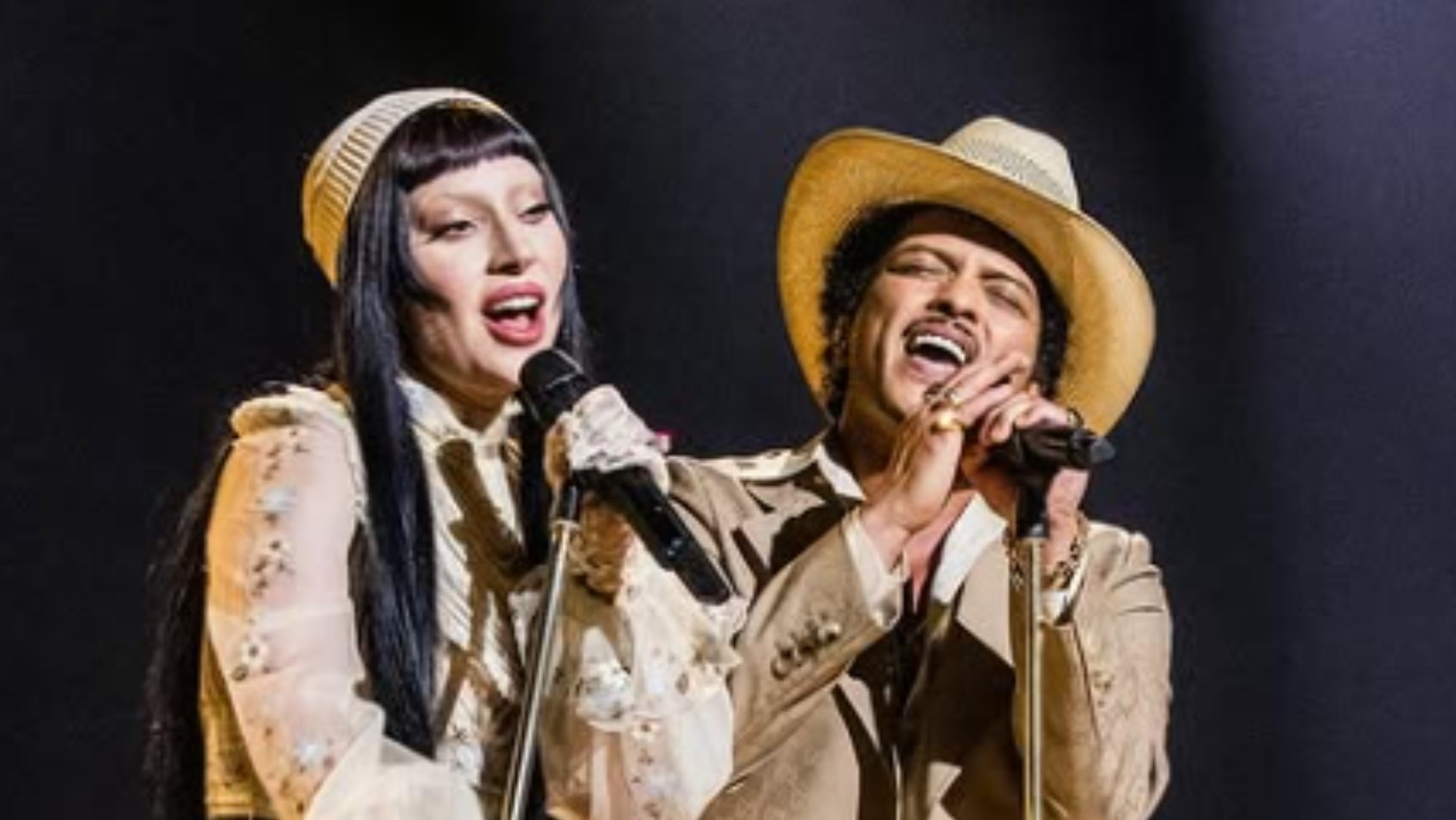 Lady Gaga triumfuje na Grammy i uderza w Trumpa