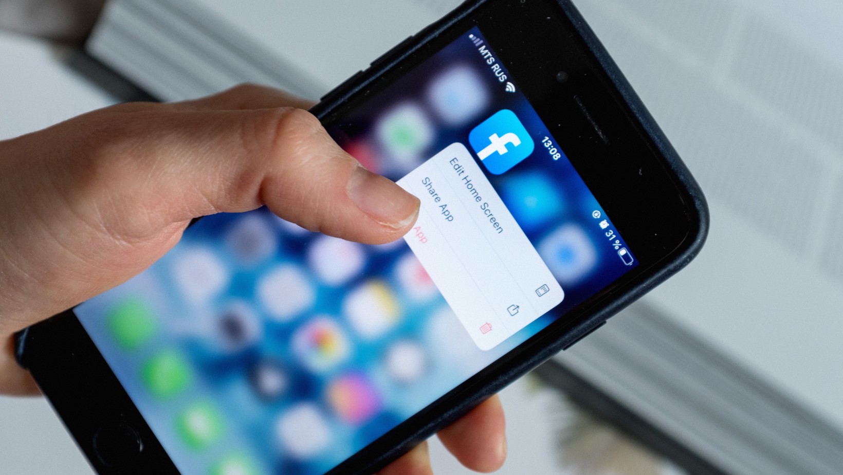 Facebook usuwa grupy. Użytkownicy w szoku