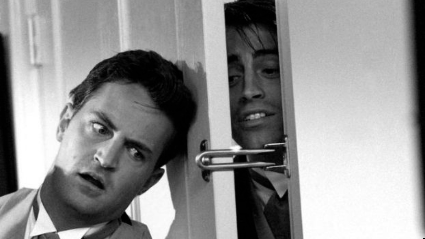 Zabawne cytaty Chandlera z kultowego serialu „Przyjaciele”