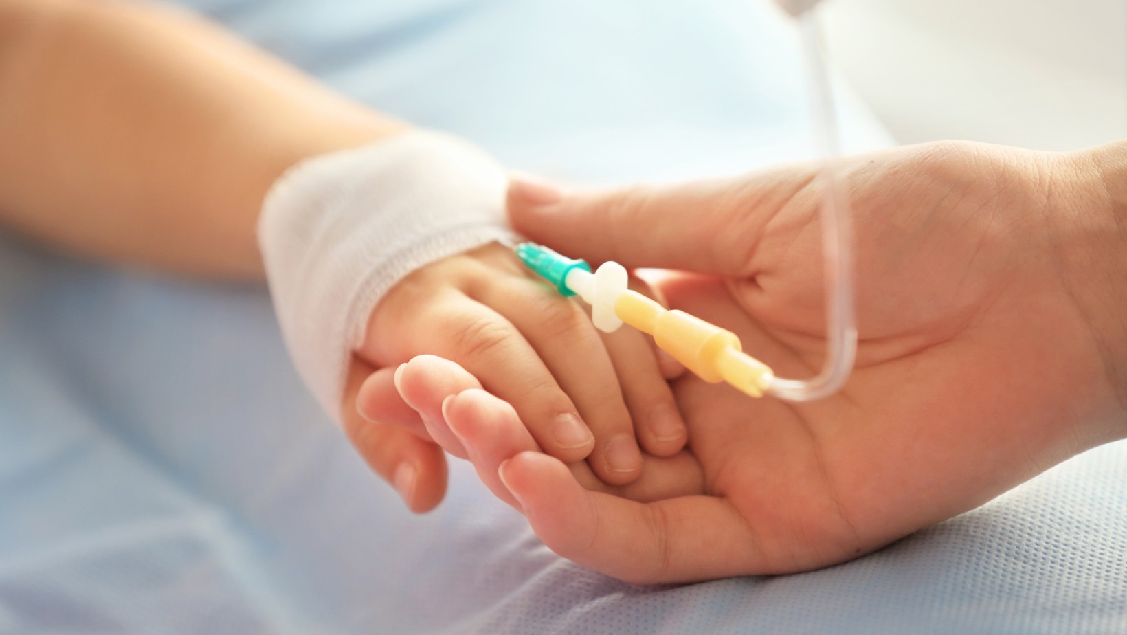 Ekspert o błonicy: „Powinni odpowiedzieć za zawleczenie do Polski choroby”. Dramat 6-latka trwa…