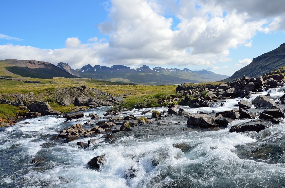 W konfrontacji strumienia ze skałą strumień zawsze wygrywa. Nie przez …