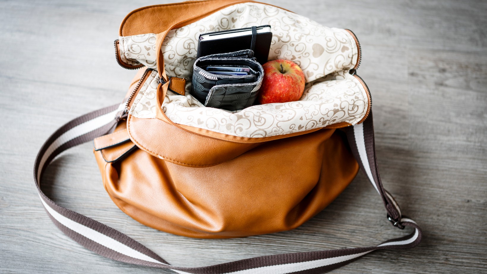 Trzymasz torebkę na podłodze? To zły znak!