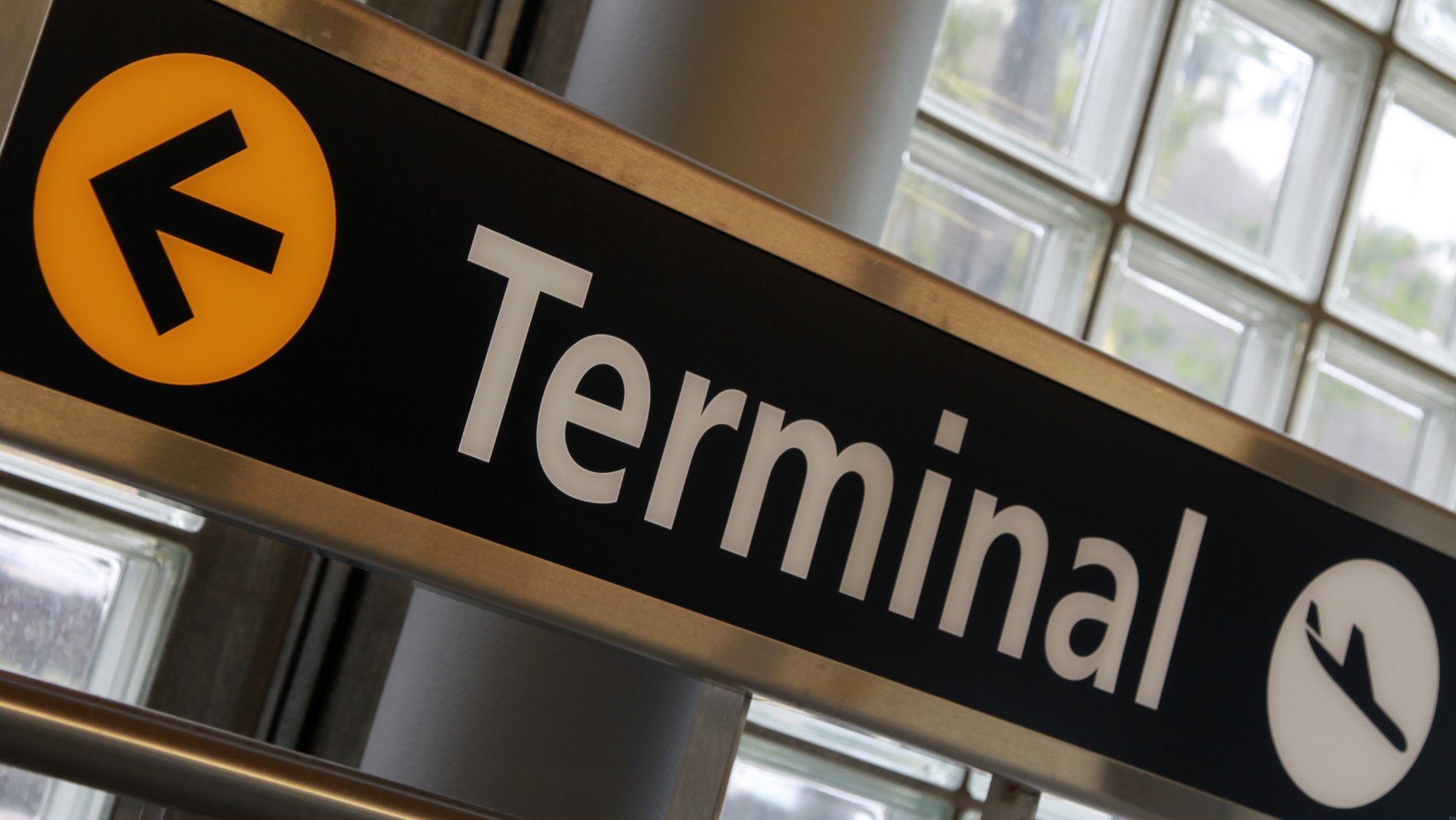 Europejskie lotniska sparaliżowane! Podróżujący przeżywają koszmar