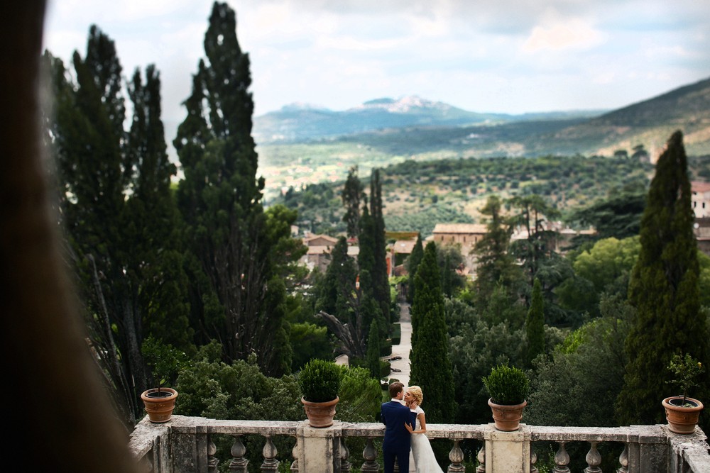 Szczęście to radość z nowego dnia, bezchmurne niebo w południe …
