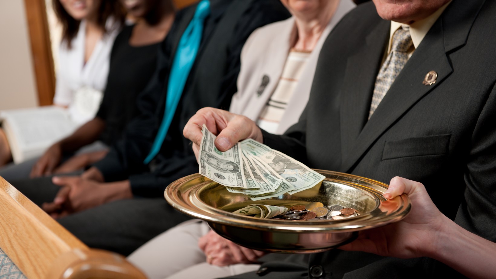 Czy popełniasz grzech nie dając pieniędzy na tacę w Kościele?! Przepisy mówią jasno!