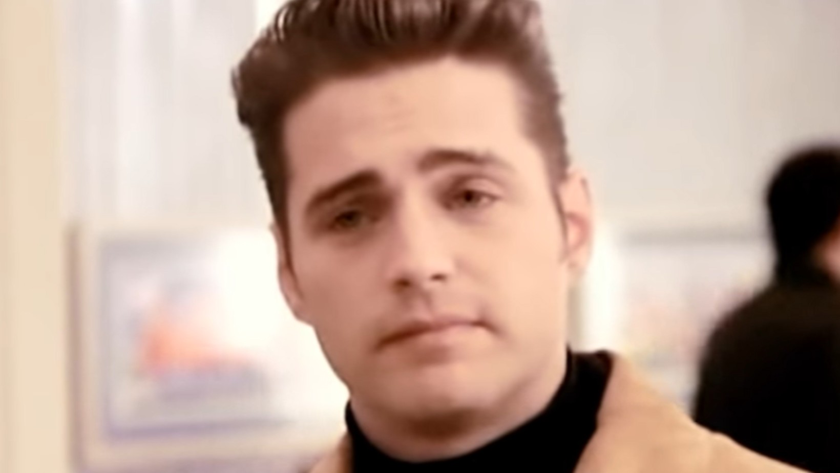 „Otarłem się o śmierć” – Serialowy Brandon z „Beverly Hill, 90210” skoczył 53 lata