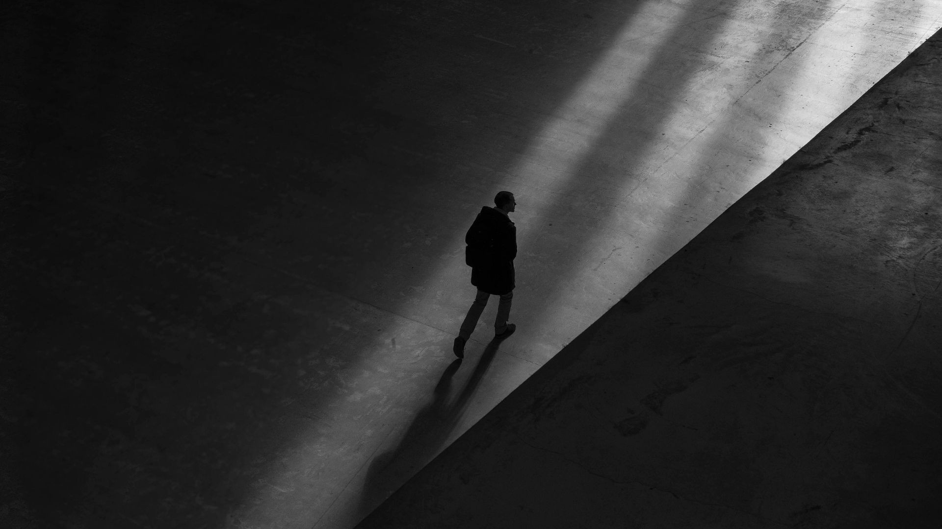 Mężczyźni gorzej radzą sobie z samotnością, niż kobiety?