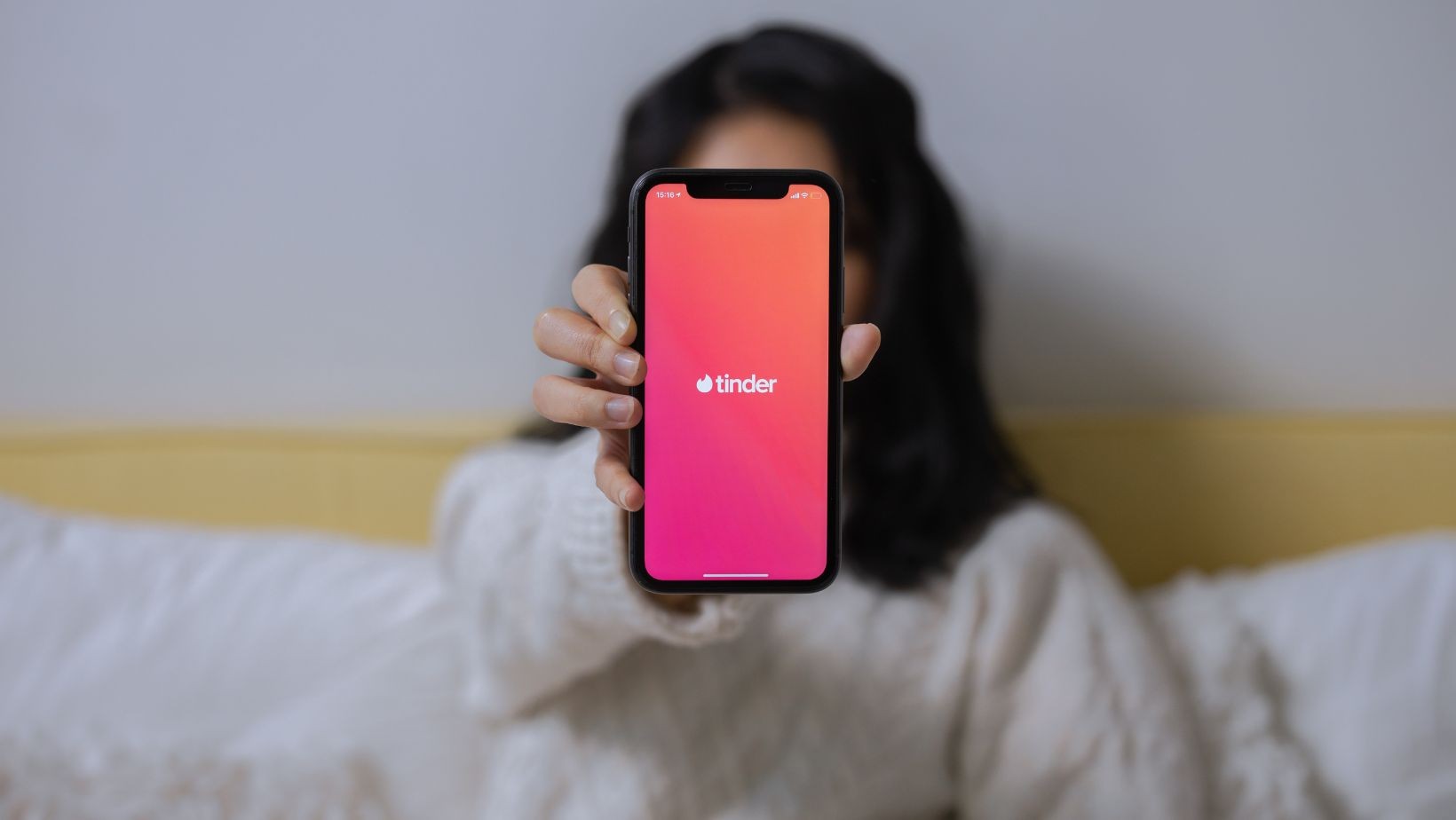 Tinder wywołuje lęk i niską samoocenę!? Zaskakujące wnioski naukowców!