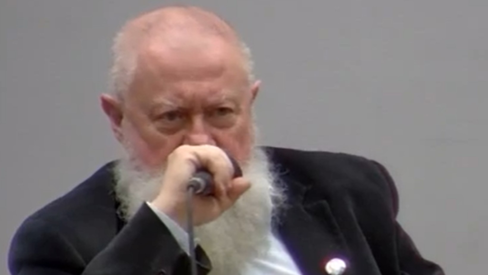 Konwersyjna wypowiedź Jerzego Bralczyka wywołała burzę: „Pies „umarł”. Nie, pies niestety „zdechł””