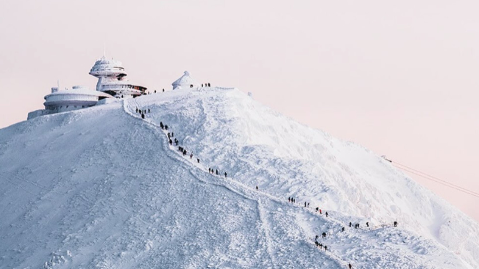 Kolejny wypadek na Śnieżce! 18-latka zjechała „rynną śmierci”