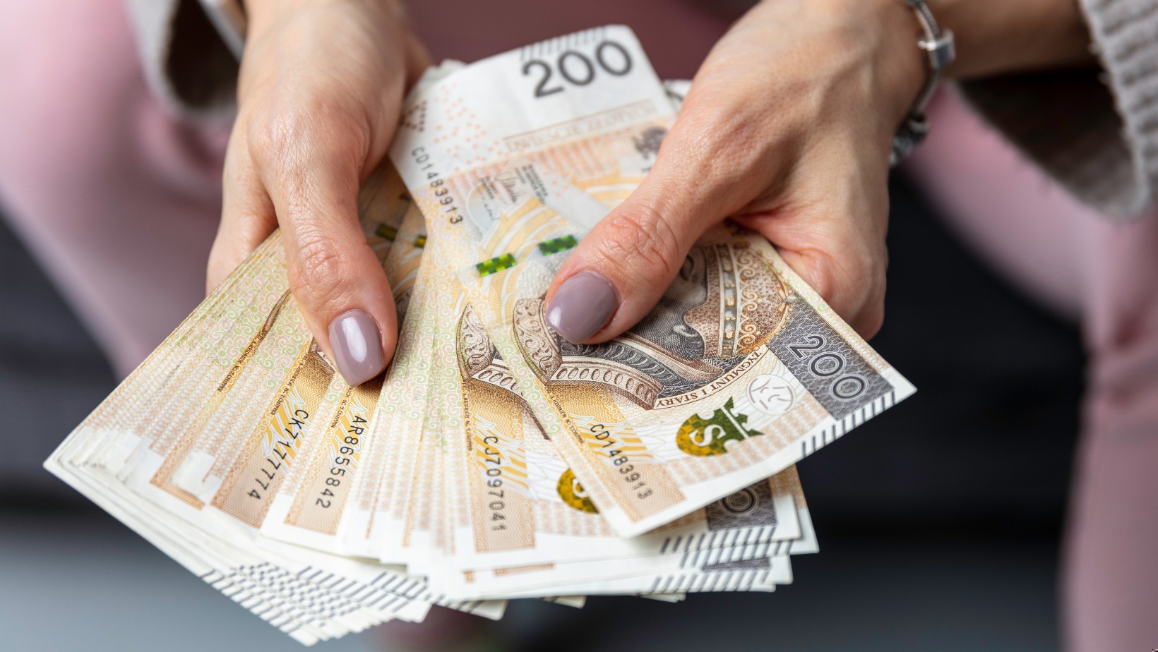 Podwójne 800 plus w sierpniu! Kto może liczyć na 1600 zł od ZUS?