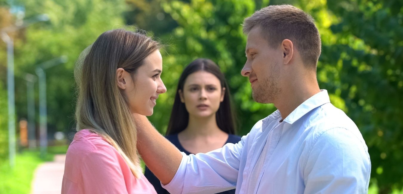 Gdy ON mówi, że „to tylko koleżanka”. Te sygnały świadczą, że jest inaczej