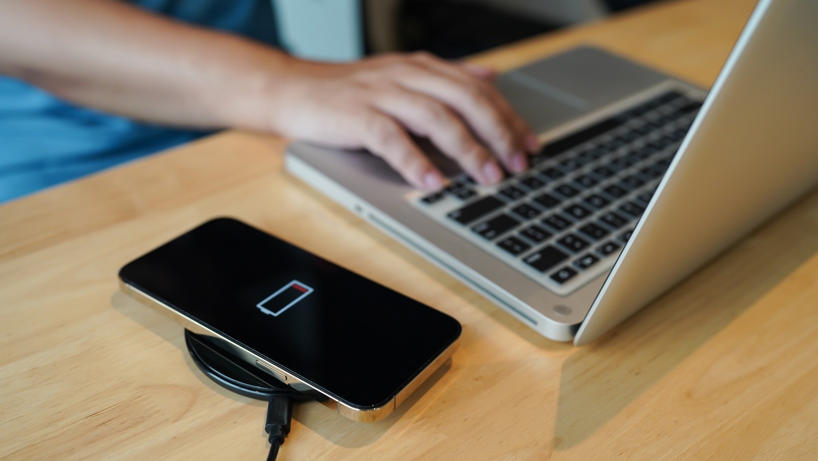 Ładowanie telefonów komórkowych w pracy będzie karalne?