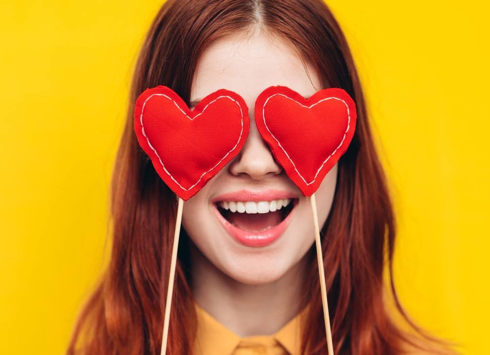 Jak spędzić walentynki będąc singielką? Oto propozycje według znaku zodiaku!