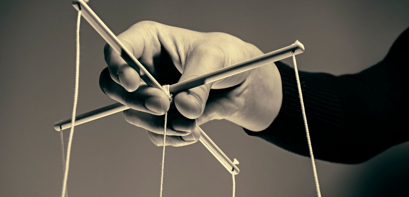 Ukryte objawy manipulacji. Warto zwrócić uwagę na te 5 problemów.