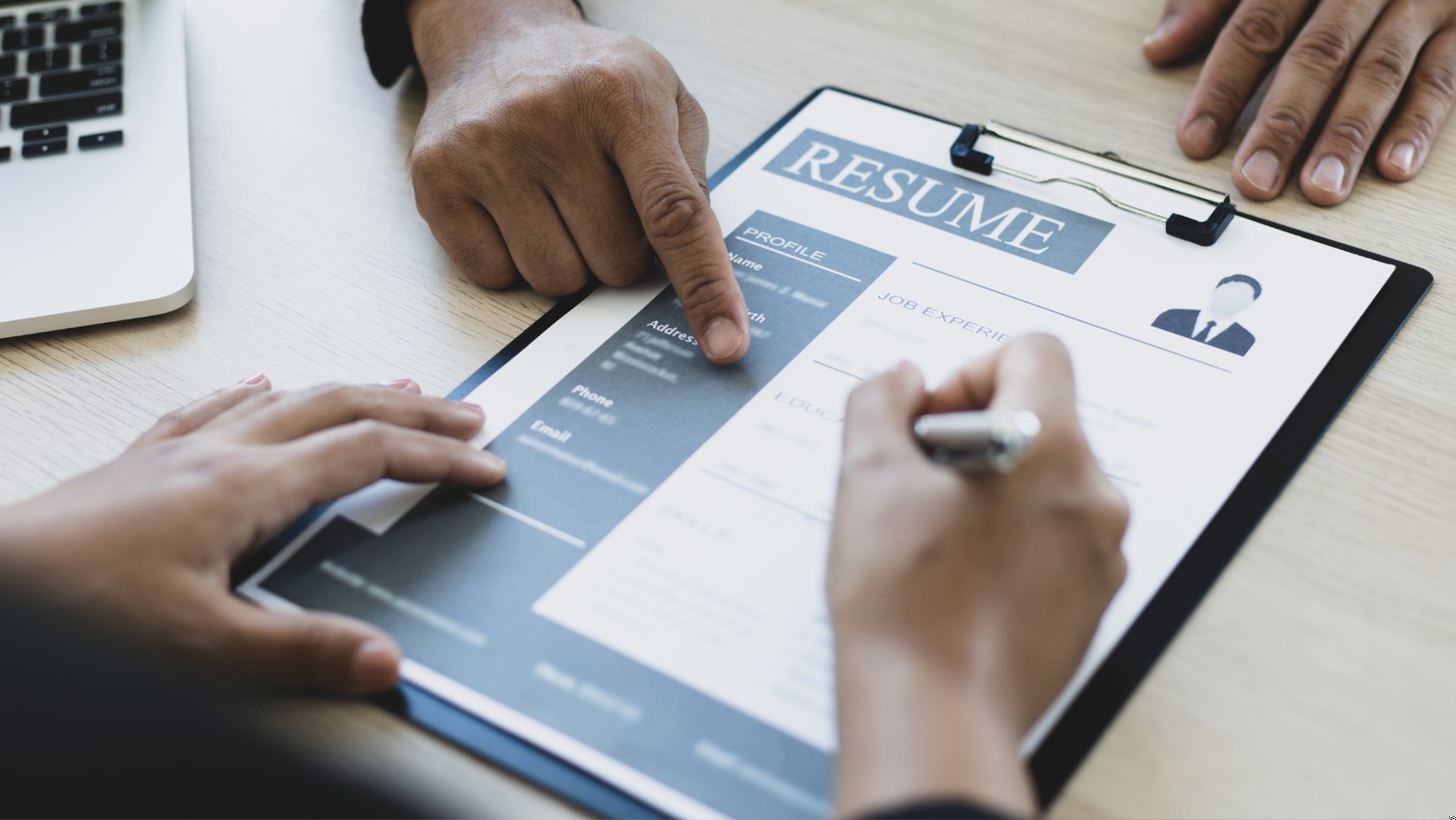 Zdjęcie Nowe wsparcie dla bezrobotnych! 1662 zł zasiłku, pożyczki i bony – Prezydent podpisał ustawę! #1