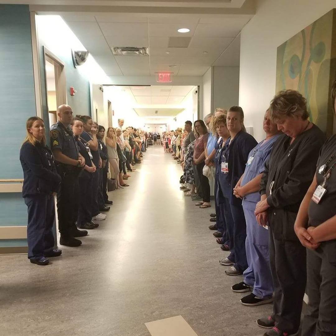 Straciła ukochanego męża, ale on sam uratował 50 żyć. Pracownicy szpitala wspólnie go pożegnali