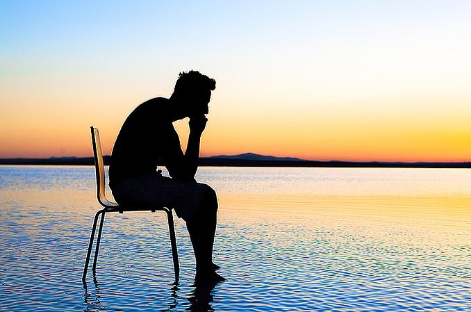 Człowiek jak kameleon potrafi w różnych środowiskach przybierać różne maski. …