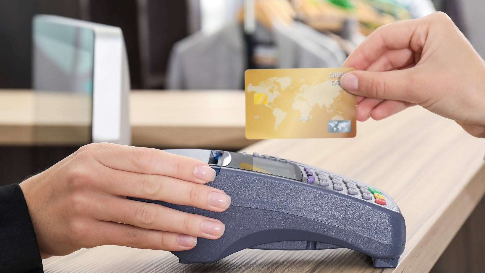 Lepiej sprawdź paragon! Sklepy i restauracje wprowadzają dodatkową opłatę!