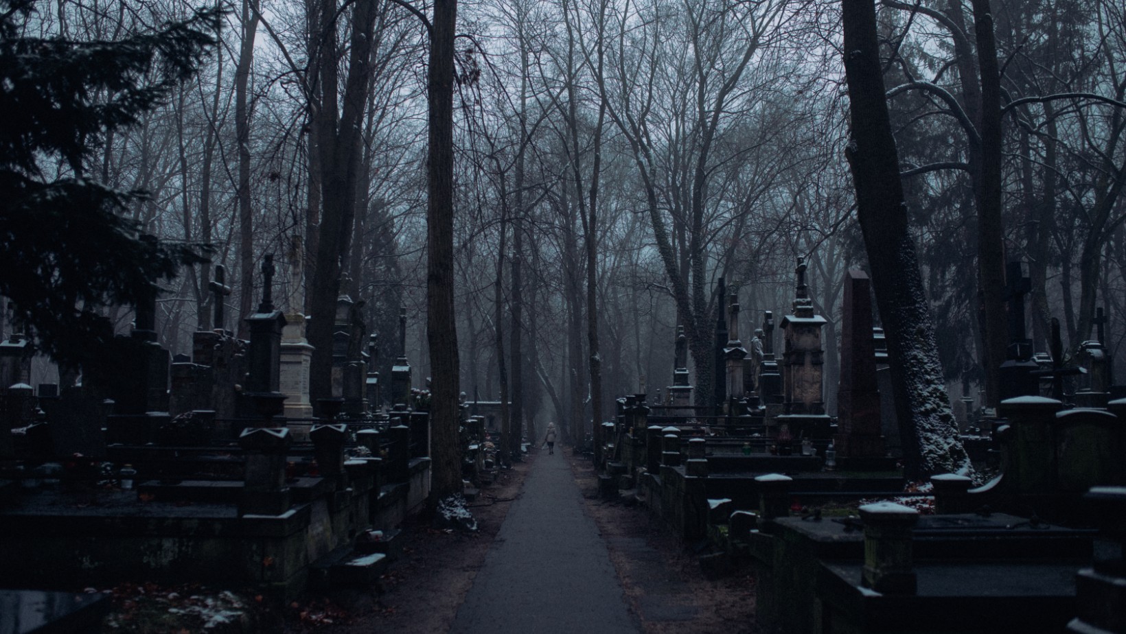 Wybierasz się na cmentarz?! Nie rób tego o tej godzinie!