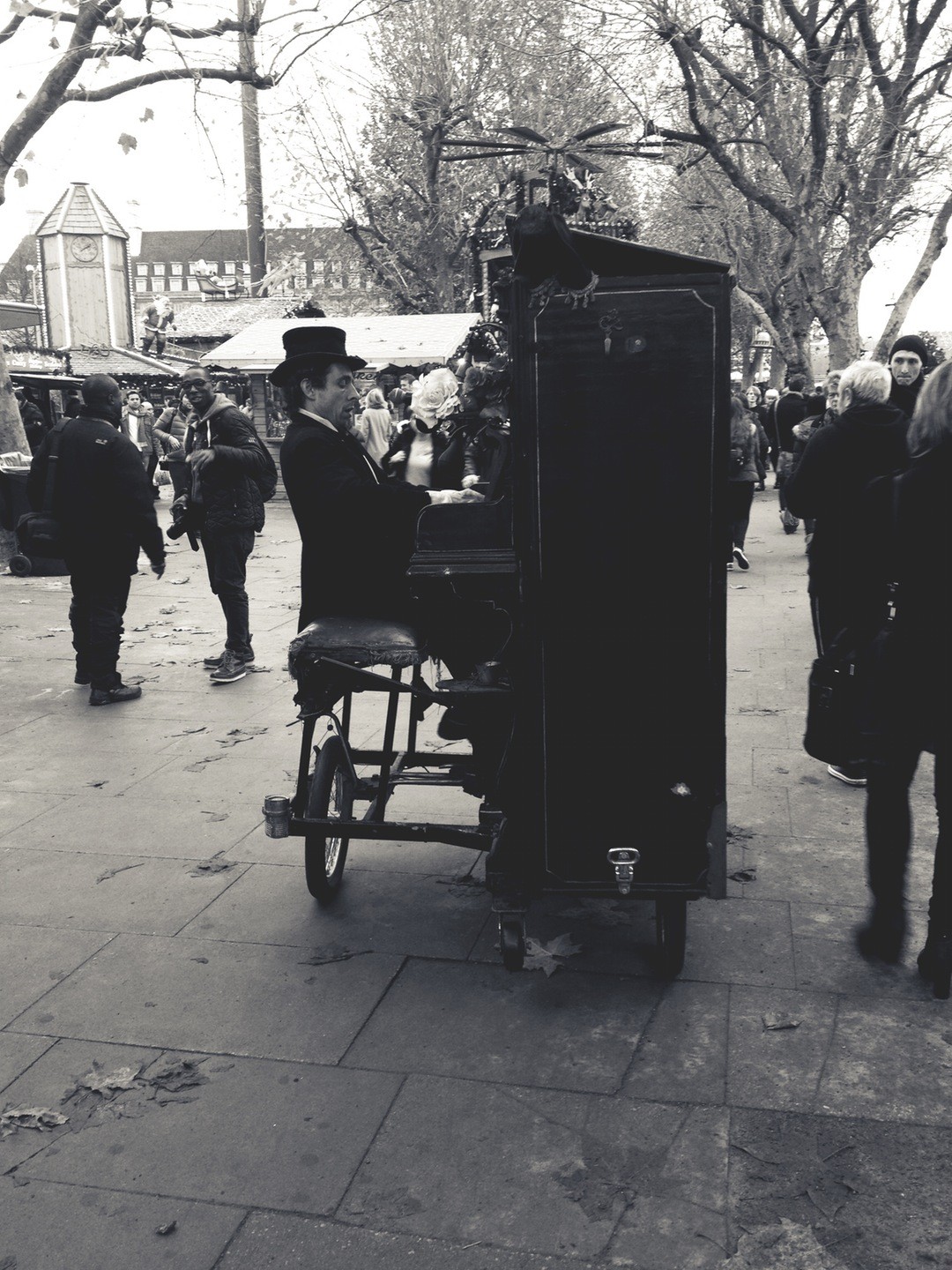 Gdy wiatr nie służy, do wioseł trzeba.