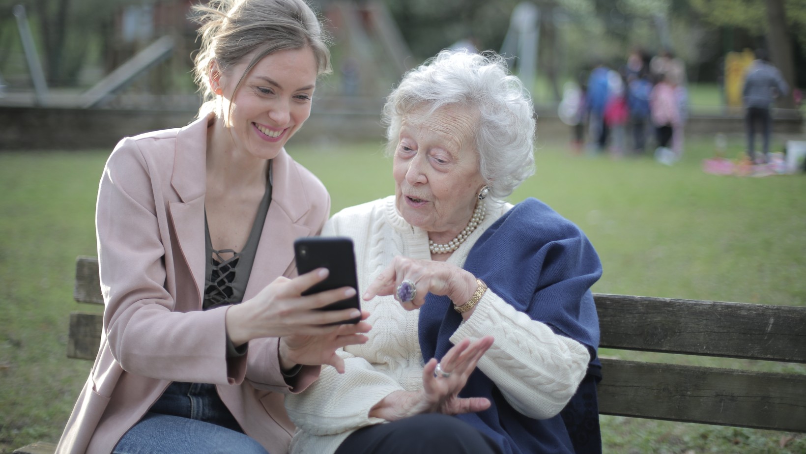 Nowe 800 plus dla seniorów i 50-latków? Rząd rozważa wsparcie za wychowanie dorosłych dzieci
