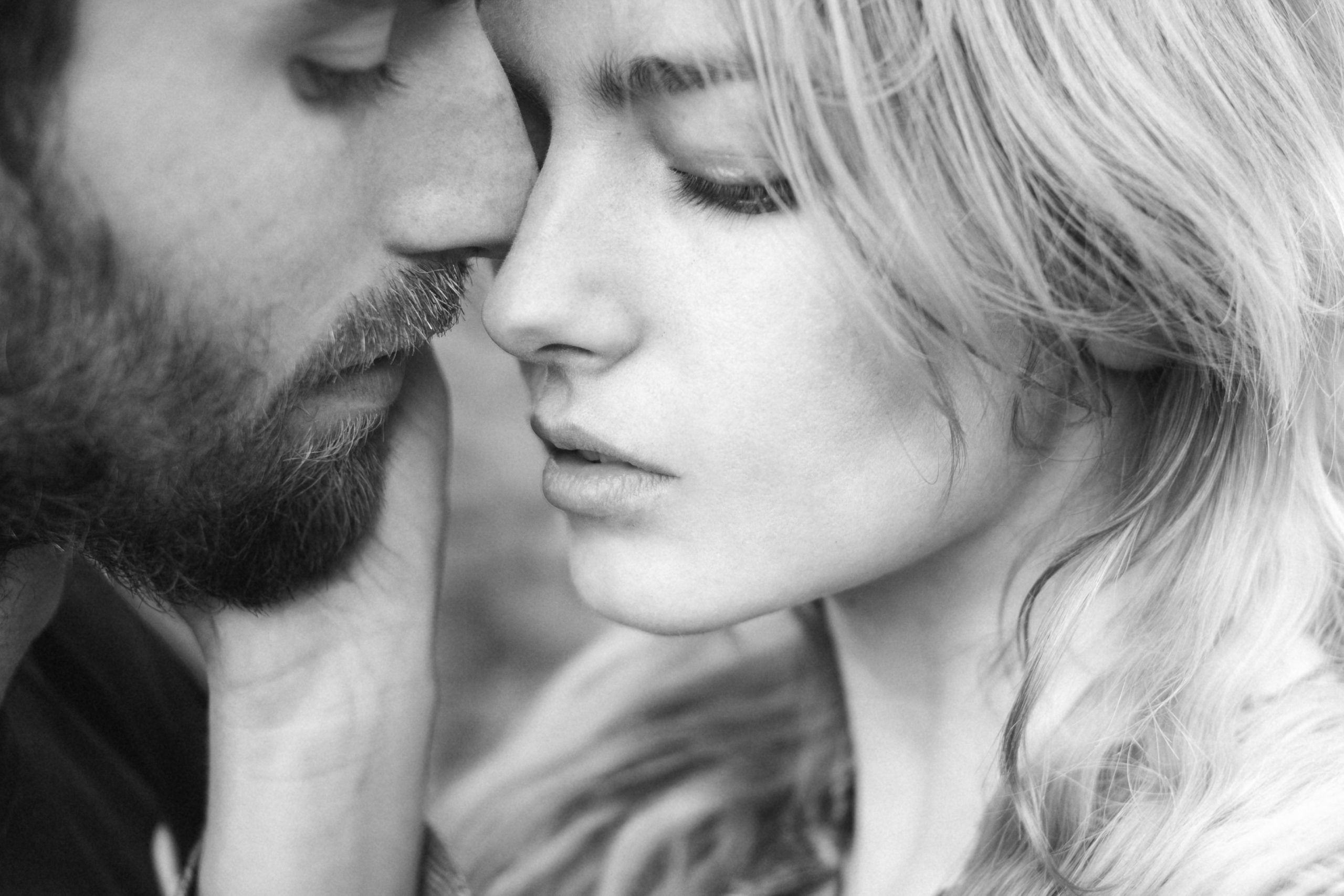 Pierwsze oznaki zakochania. Poznaj sygnały, które o tym świadczą