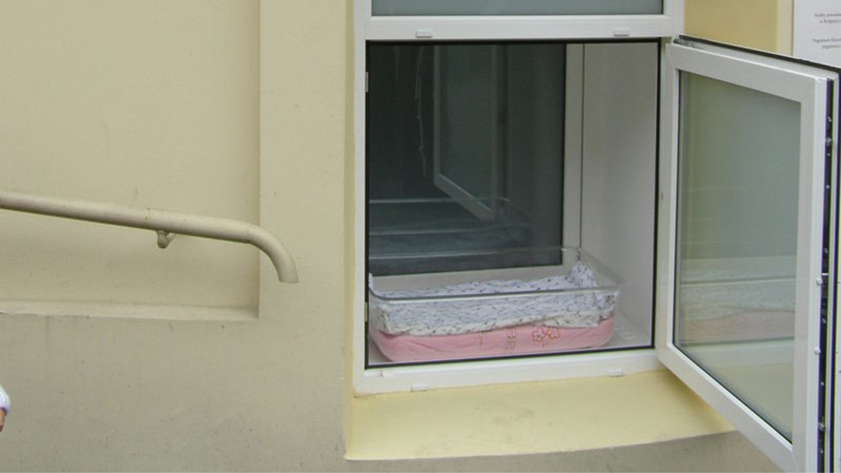 Zdjęcie Dziewczynka pozostawiona w oknie życia! Miała przy sobie list! #1