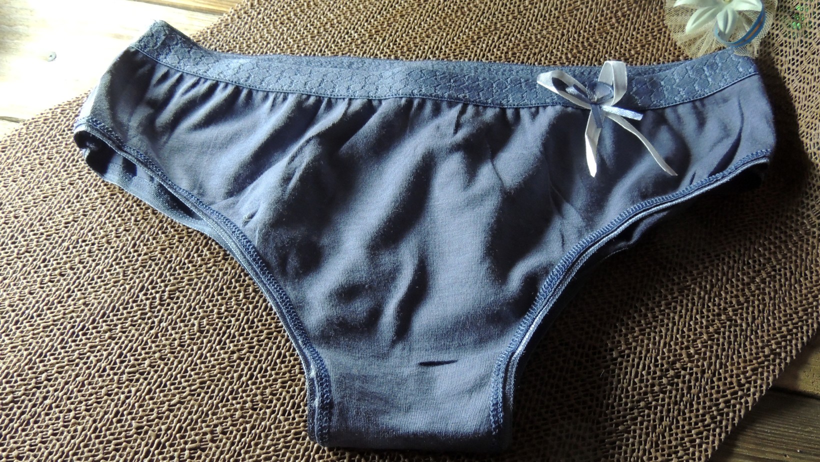 Jakie ukryte zastosowanie ma kokardka przy damskiej bieliźnie? To zaskakujące