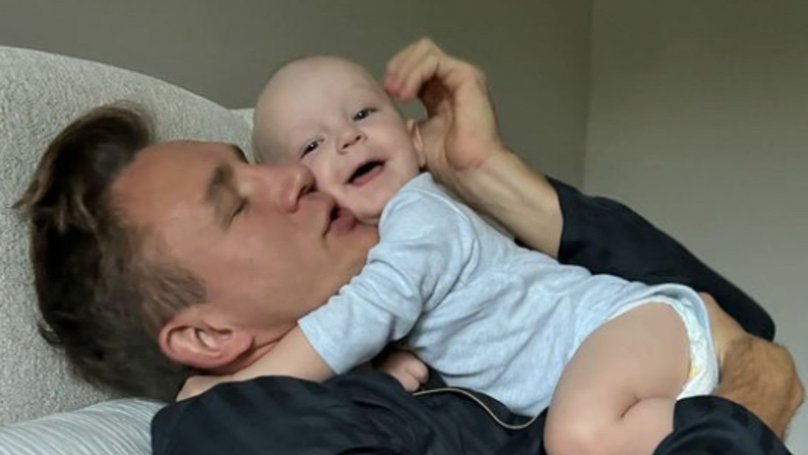 “Coś mu się przy brzuszku nie podoba”- Jakub Rzeźniczak boi się o zdrowie swojej córeczki.