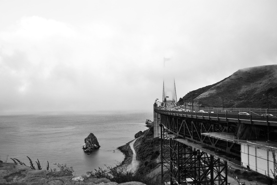 Miłość wciąż tkwiła mu w ciele niczym drżąca przyjemność, leciutkie …