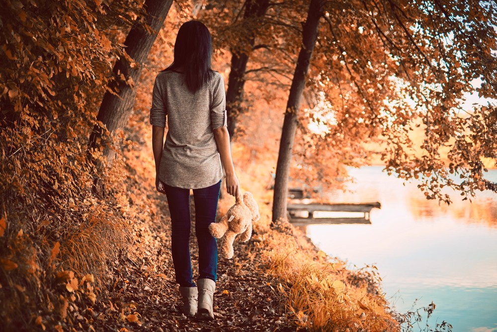 Ubrał swojego anioła w długi, tkany złotem płaszcz. Potem dodał …