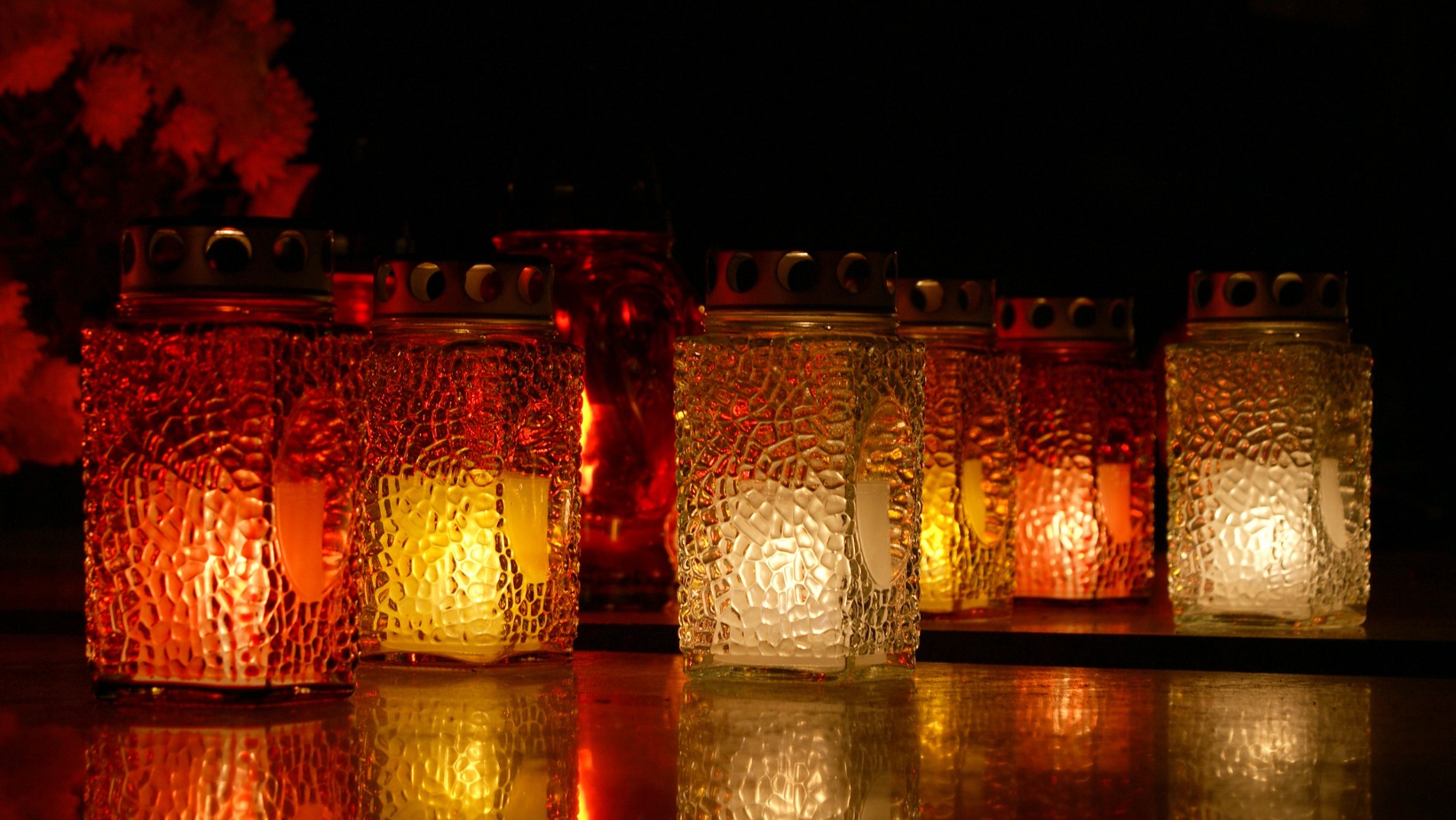 Nie kupuj tych zniczy na groby! Ksiądz zwrócił się z apelem do wiernych