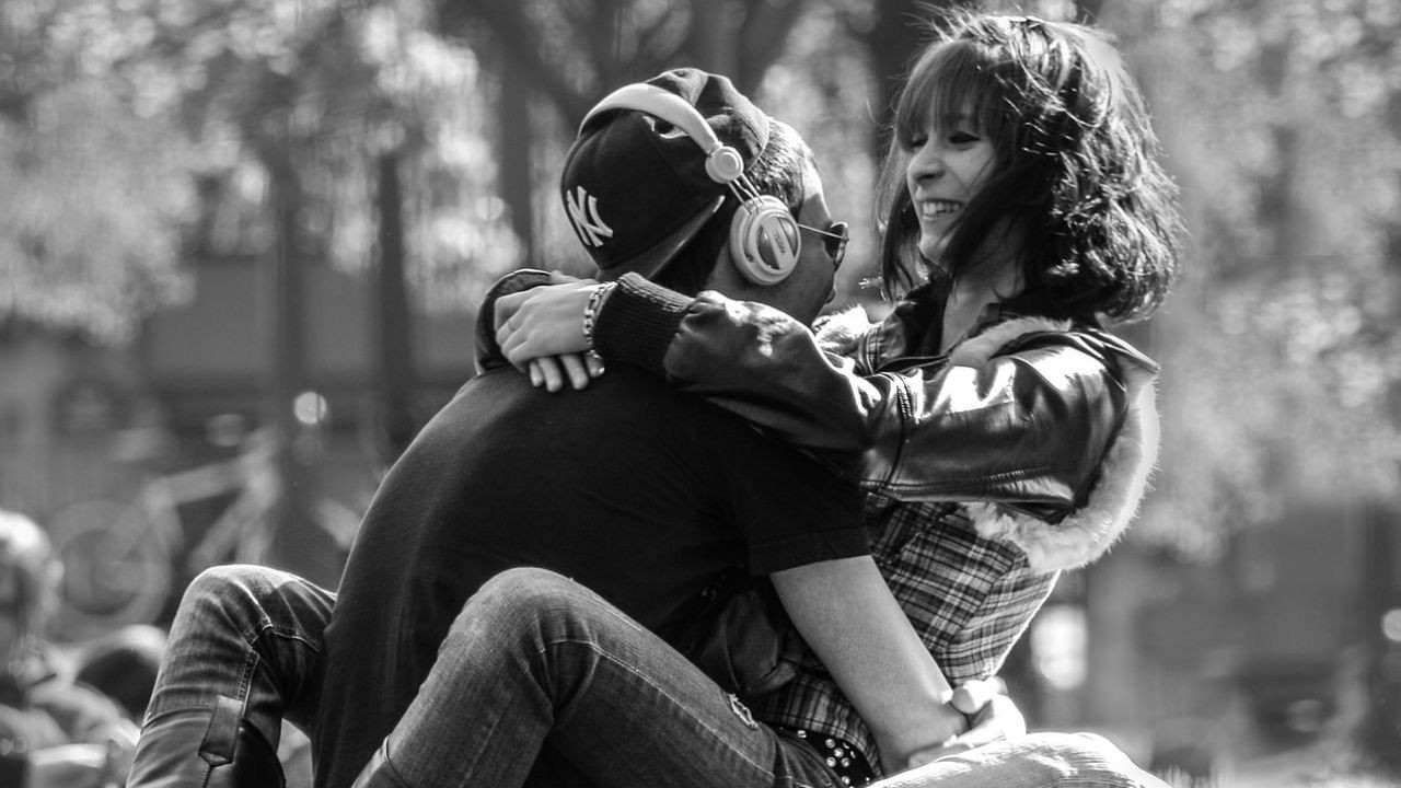 Przy słabym mężczyźnie kobieta staje się silna. Przy silnym – …