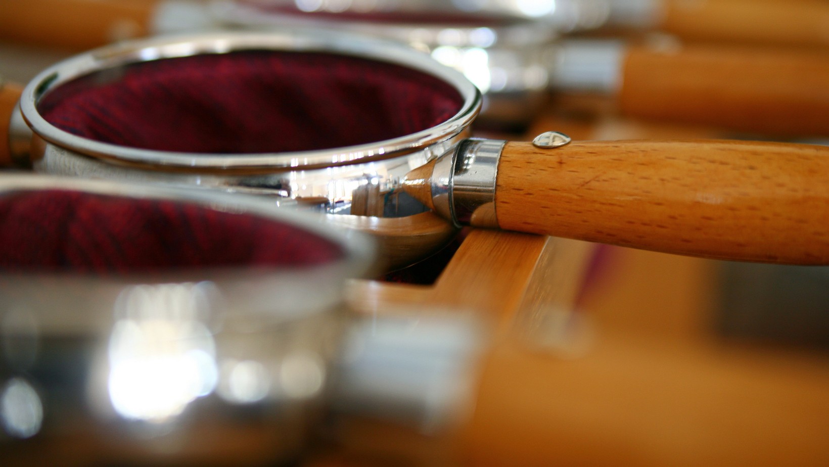 Zdjęcie Jak przekazywać ofiarę na tacę w kościele? Te zasady zna niewiele osób! #1