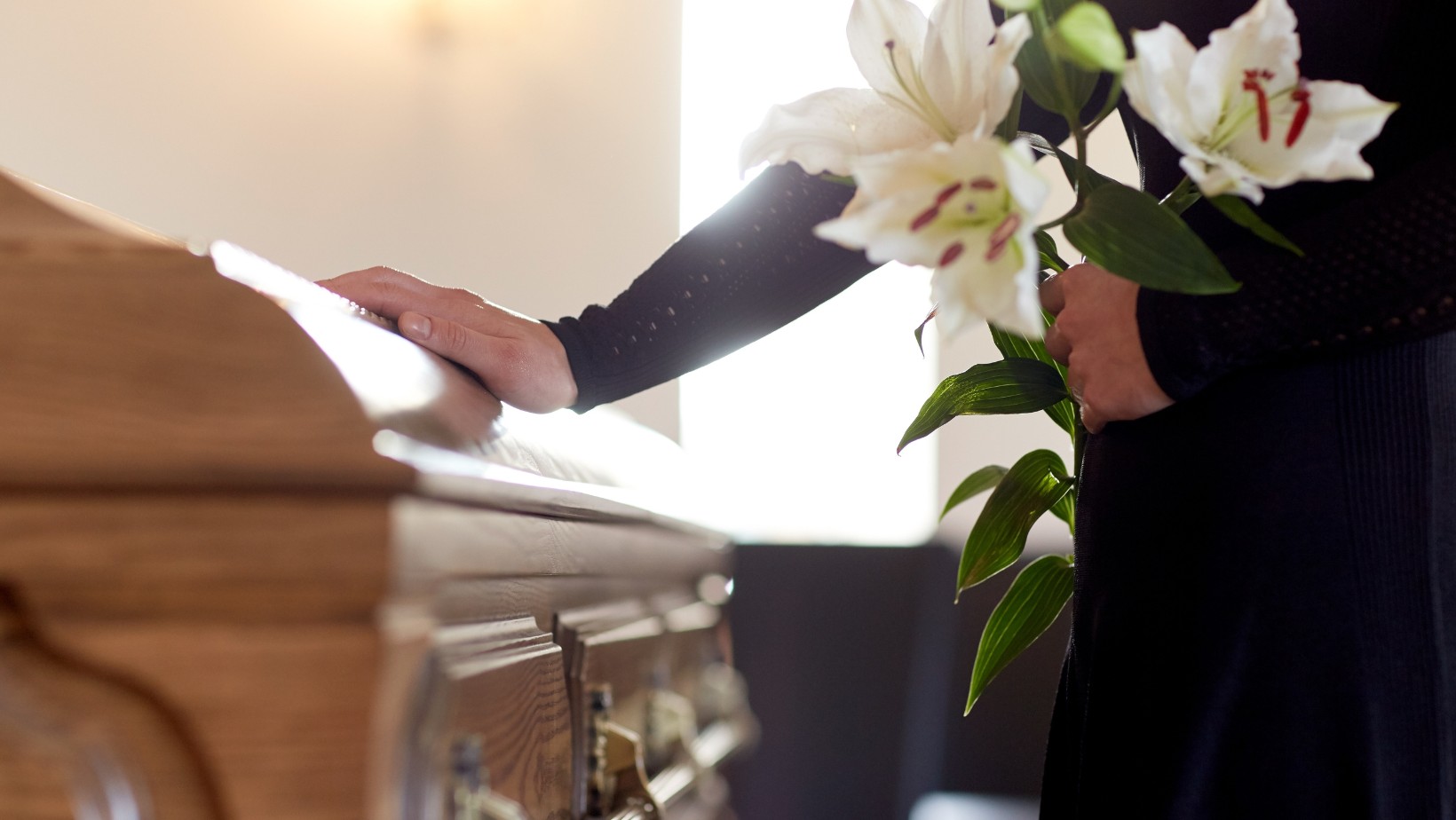 Czy zmarli słyszą nasze rozmowy? Ksiądz odpowiada!