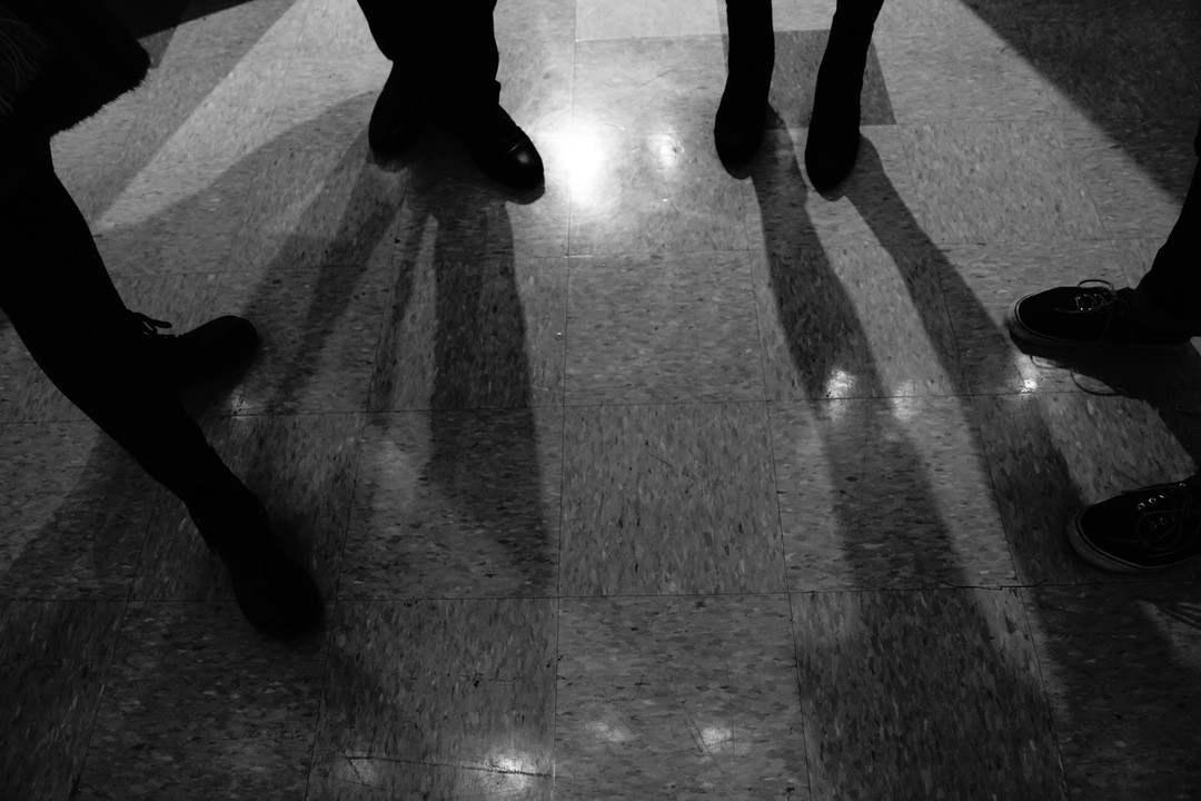 Czasami czuł, że on traktuje sprawy właściwie, a wszyscy pozostali …