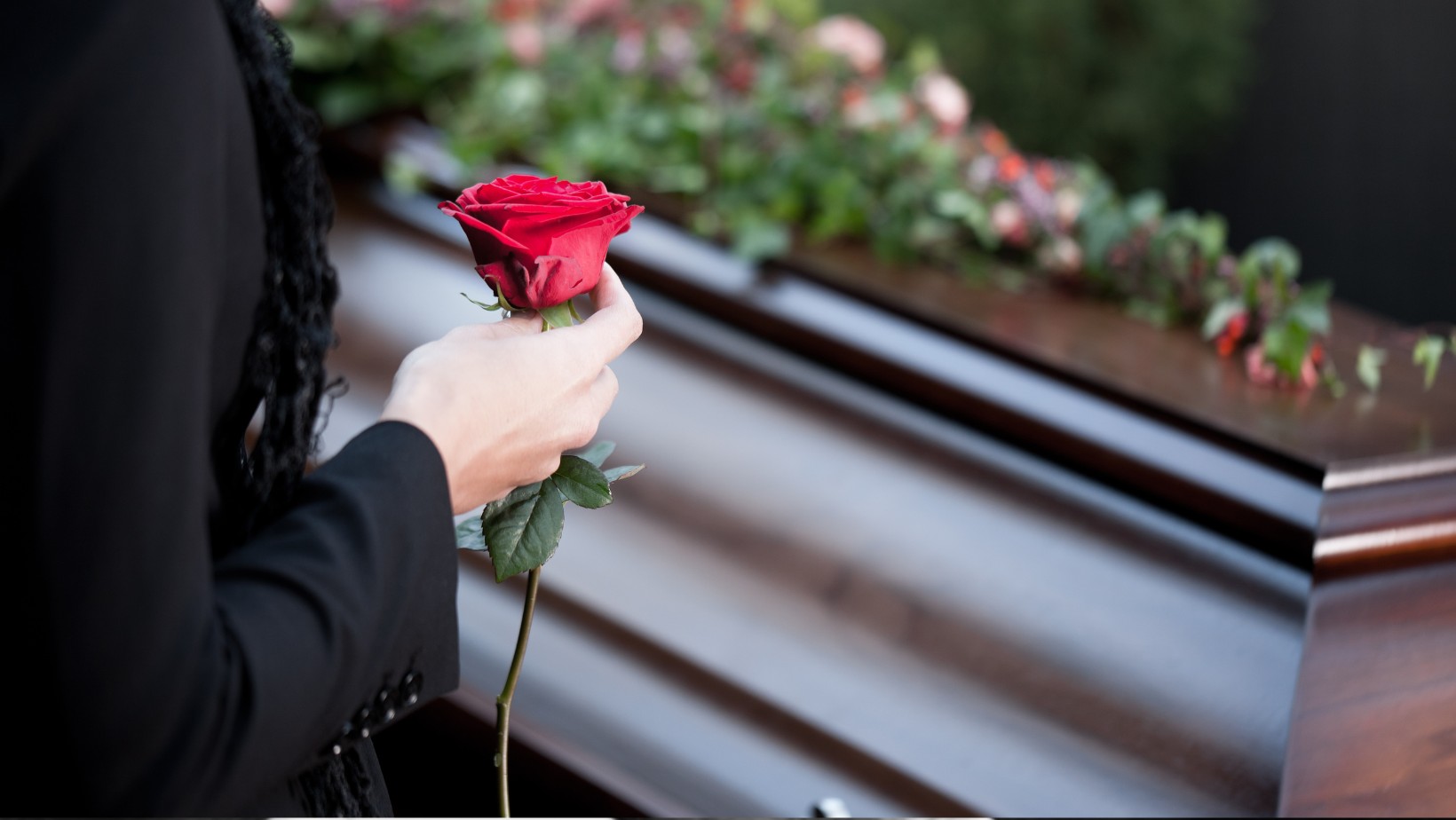 Dlaczego zmarłemu płyną łzy? Grabarz tłumaczy dziwne zjawisko!