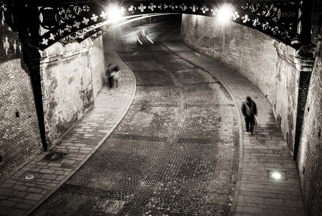 Prawda nie kształtuje ludzi ale ludzie kształtują prawdę.