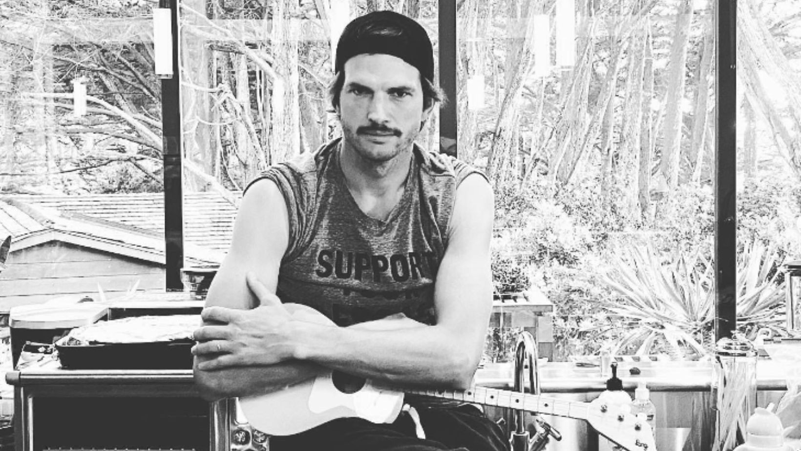 „Nim zaroi się od plotek” – Ashton Kutcher przez chorobę stracił wzrok i słuch!