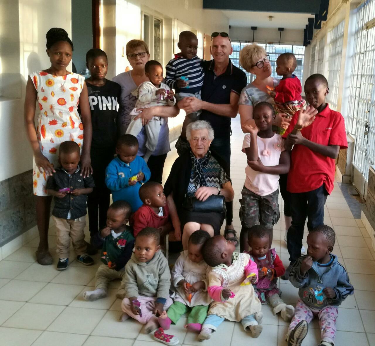 Zdjęcie „Spójrzcie na nią... Kto ją powstrzyma?” 93-letnia kobieta wyjechała do Kenii w bardzo ważnym celu #2