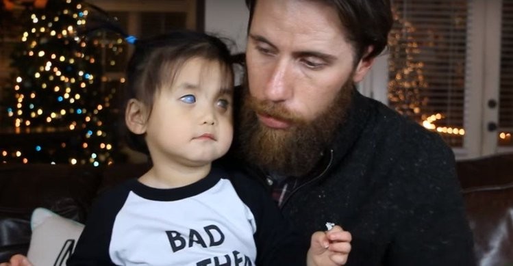 Zdjęcie Wszyscy się jej bali z powodu srebrnych oczu. Dziś ma kochającą rodzinę #1