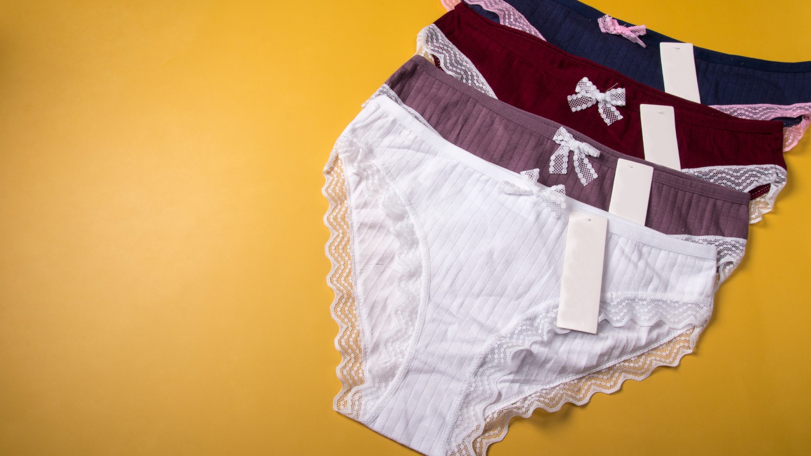 Zdjęcie Jakie ukryte zastosowanie ma kokardka przy damskiej bieliźnie? To zaskakujące #1