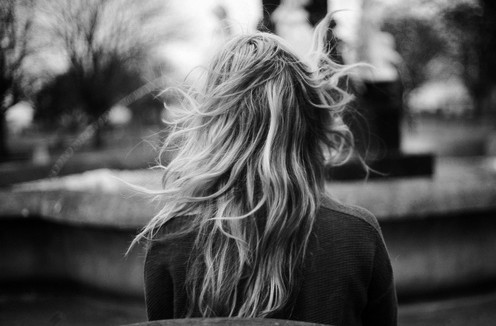 Była tak pochłonięta uciekaniem przed własnym cierpieniem, że nie wzięła …