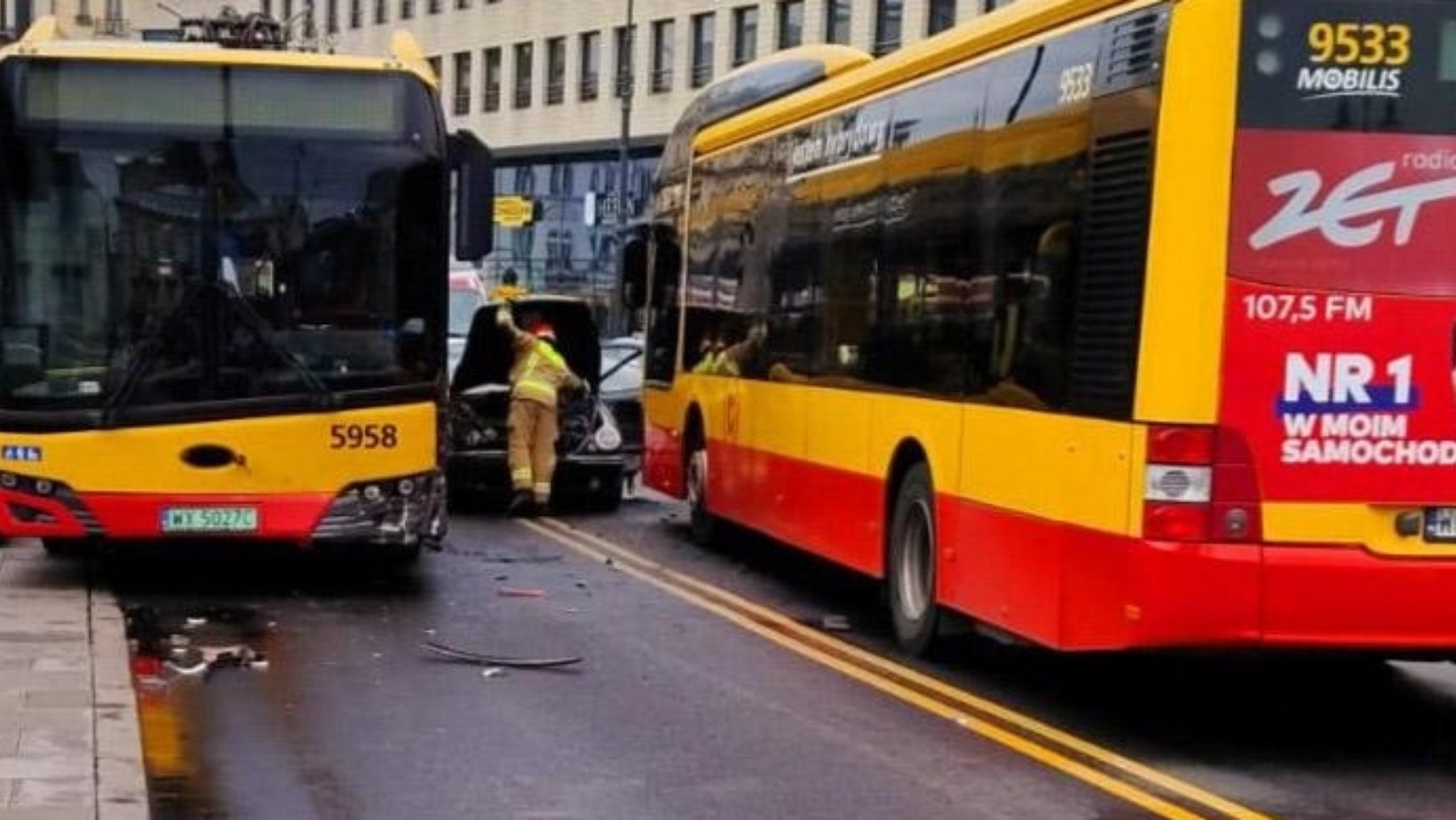 Wypadek na placu Trzech Krzyży! Aktorka z serialu „Gliniarze” zakleszczona w aucie!